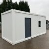 Contenedor de oficina con baño y almacenamiento