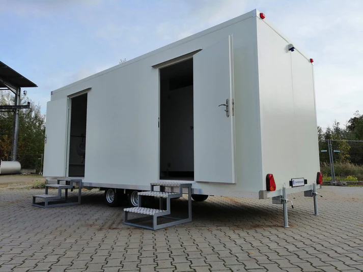 Remolque WC con doble WC 6×2,40 metros.